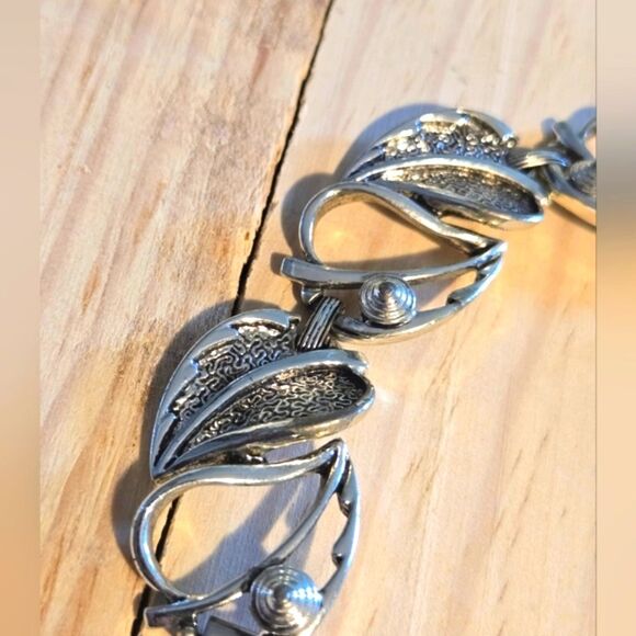 Sarah Coventry Silver Leaf Pattern Bracelet - Picture 2 of 7